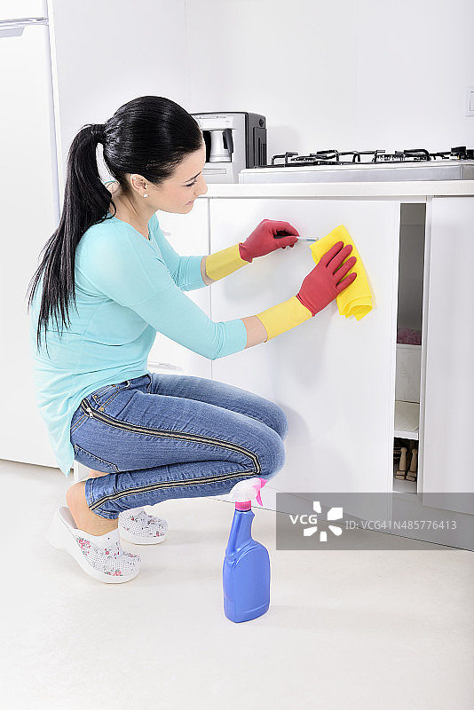 年轻女子打扫厨房图片素材