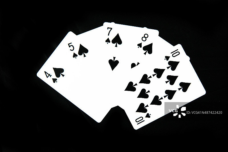 扑克牌在黑色背景图片素材