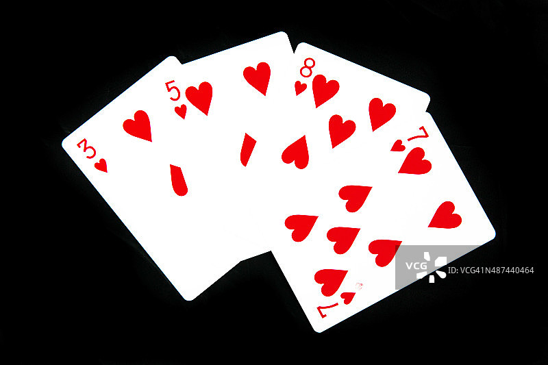 扑克牌在黑色背景图片素材