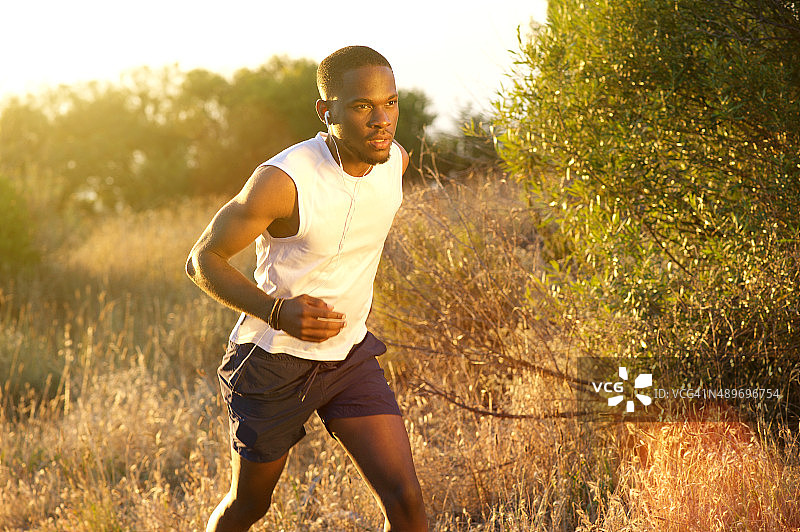 健康的非裔美国人在外面跑步图片素材