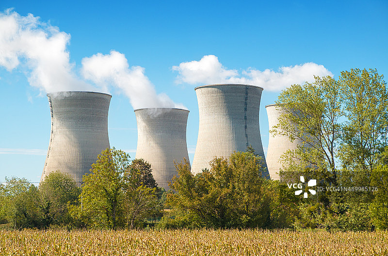 法国核电站与蒸汽冷却塔在野外图片素材