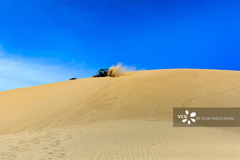 地形车辆在沙漠中陷入困境。图片素材