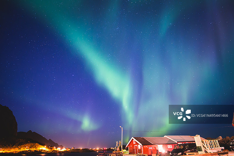 挪威罗浮敦群岛巨大而充满活力的北极光图片素材