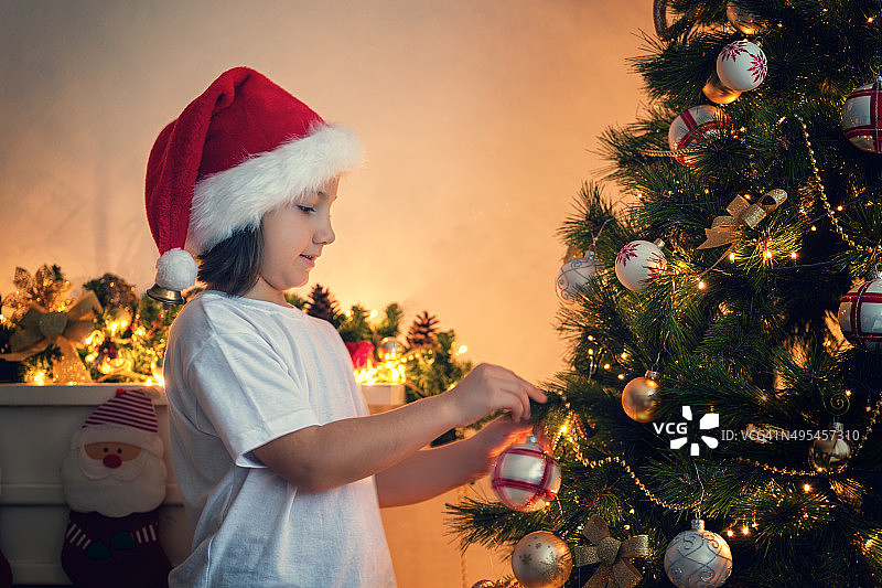 小女孩装饰圣诞树图片素材