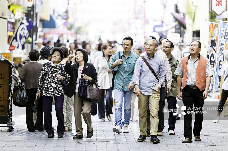 在日本东京，人们走在繁忙的街道上图片素材