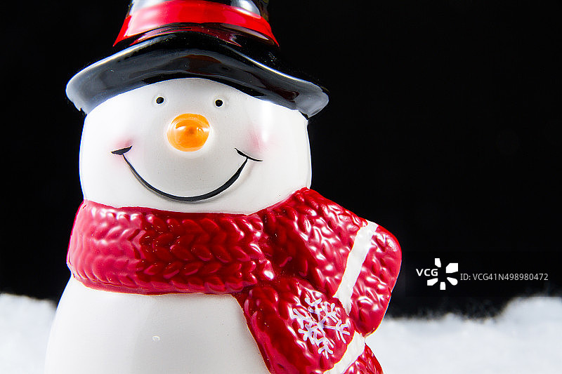快乐的雪人在圣诞节微笑。图片素材