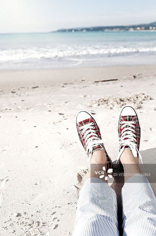 躺在沙滩上的女人图片素材