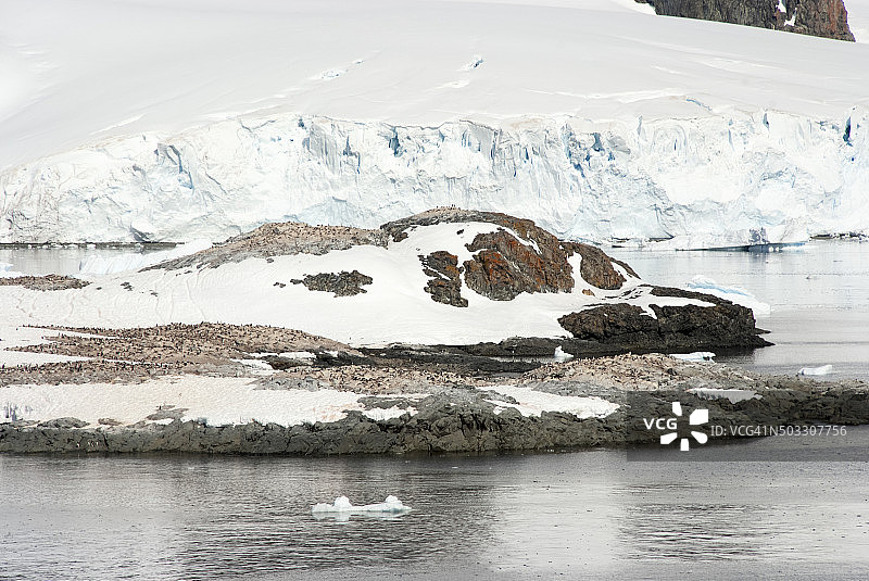 南极洲的夏天-南极洲的海岸线有冰的形成图片素材