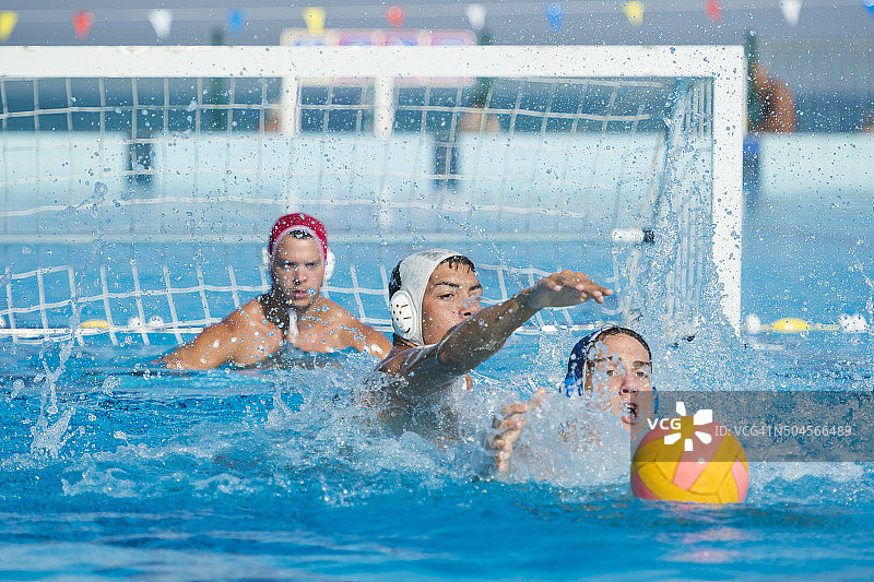 水球运动员的激烈比赛图片素材