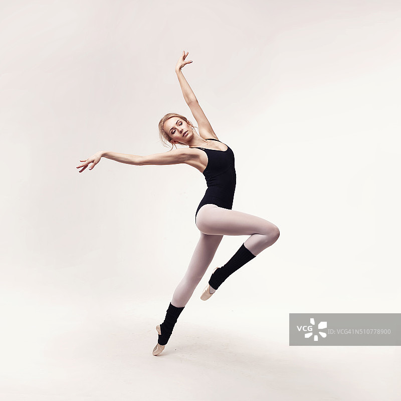 穿着黑色服装的芭蕾舞女演员脚尖摆姿势图片素材