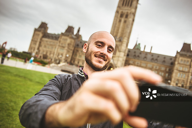 加拿大渥太华，一名男子在自拍图片素材