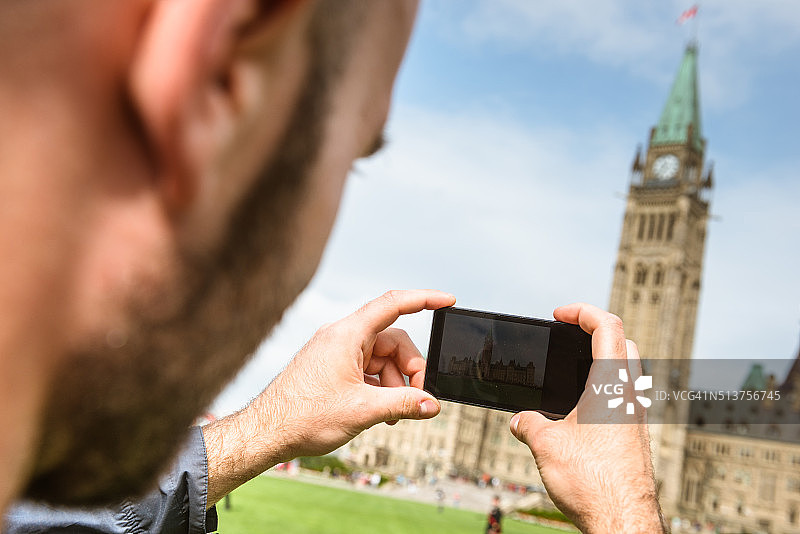 游客拍照的渥太华议会-加拿大图片素材