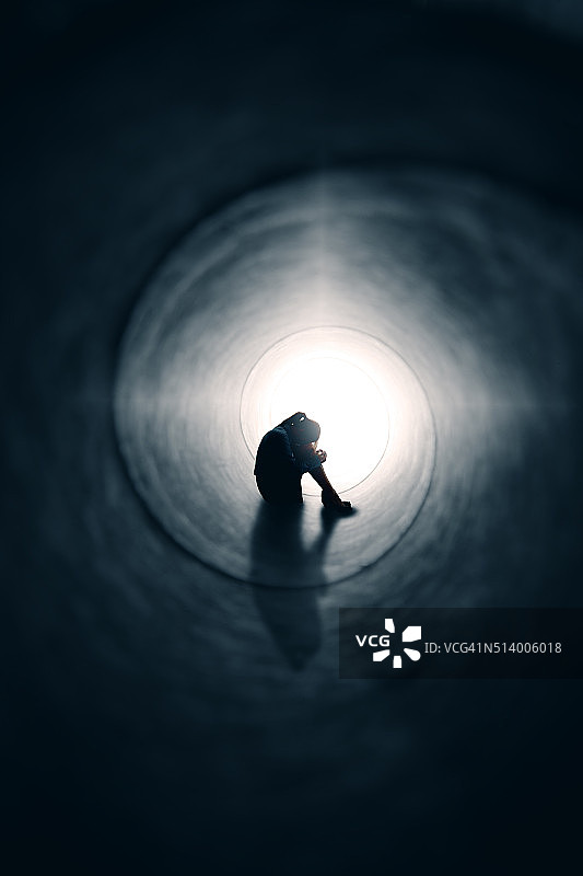 压抑的女人在隧道的光图片素材