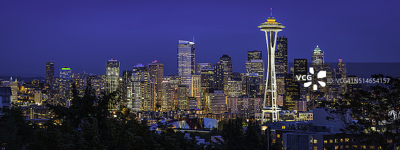 西雅图太空针塔市中心的摩天大楼在黄昏时照亮华盛顿全景图片素材
