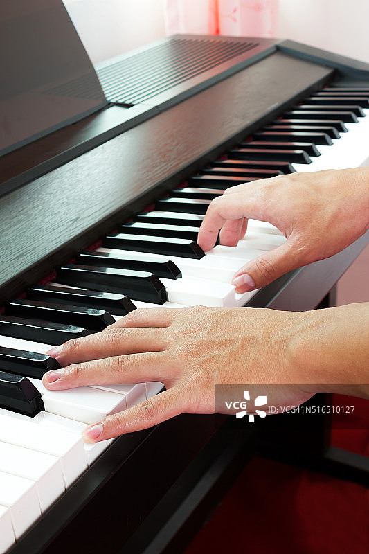 弹钢琴和手。图片素材