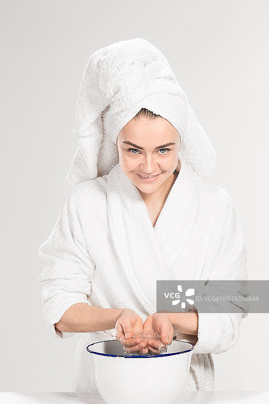 年轻女子用清水洗脸图片素材