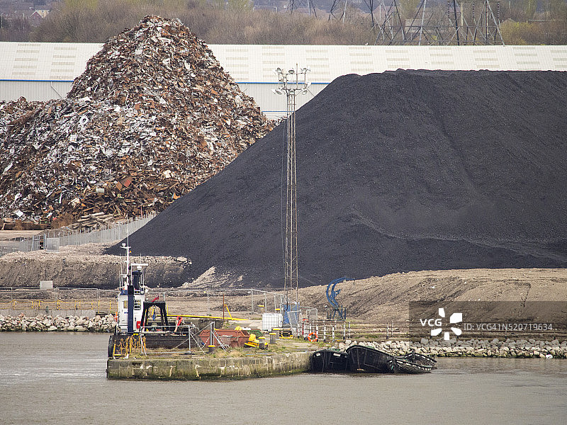 英国纽卡斯尔附近北希尔兹的泰恩港的废金属和煤炭图片素材