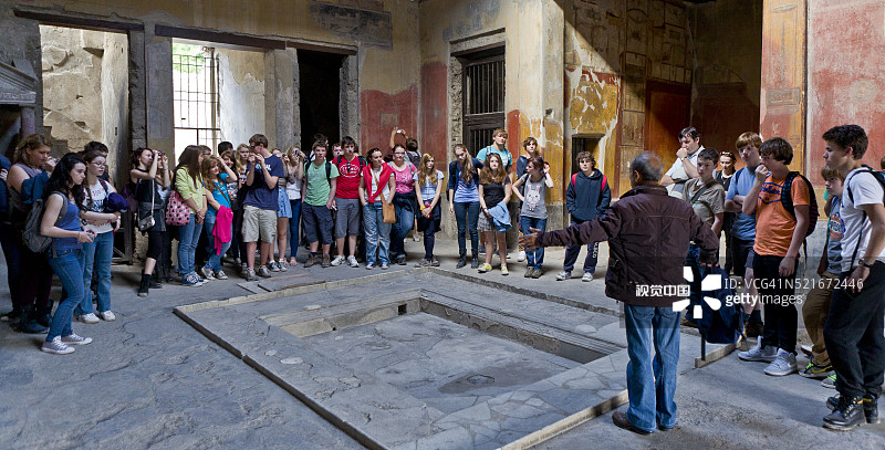 意大利庞贝，米南德之家中庭旁的一群学生图片素材