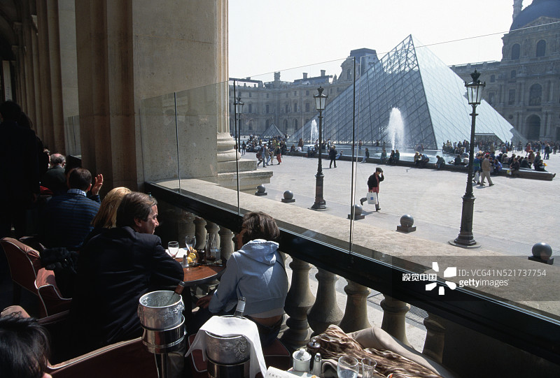 在Caf餐车吗?罗浮宫博物馆的马利观景金字塔图片素材