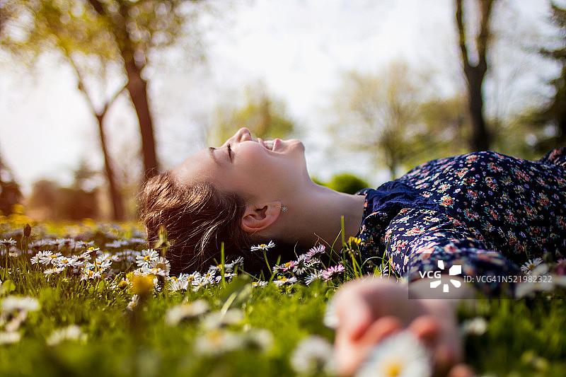 漂亮的少女在草地上休息图片素材