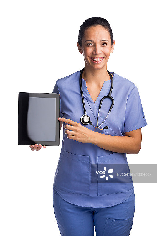 微笑的女护士展示数码平板电脑图片素材