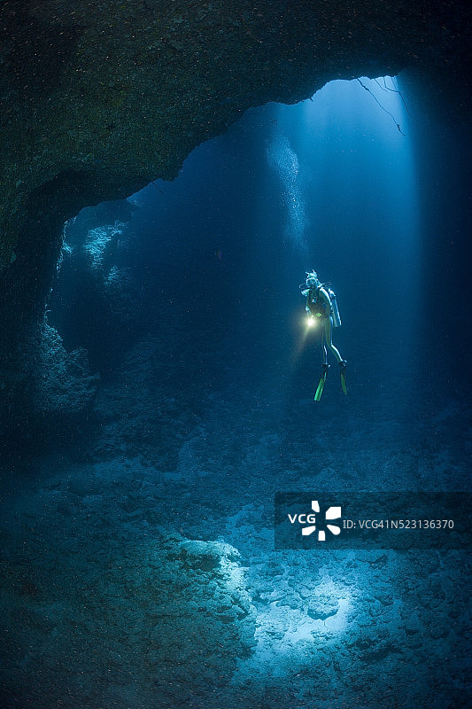 帕劳密克罗尼西亚蓝洞洞潜水员图片素材