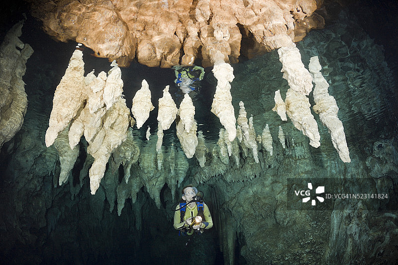潜水者在帕劳密克罗尼西亚枝形吊灯滴石洞图片素材
