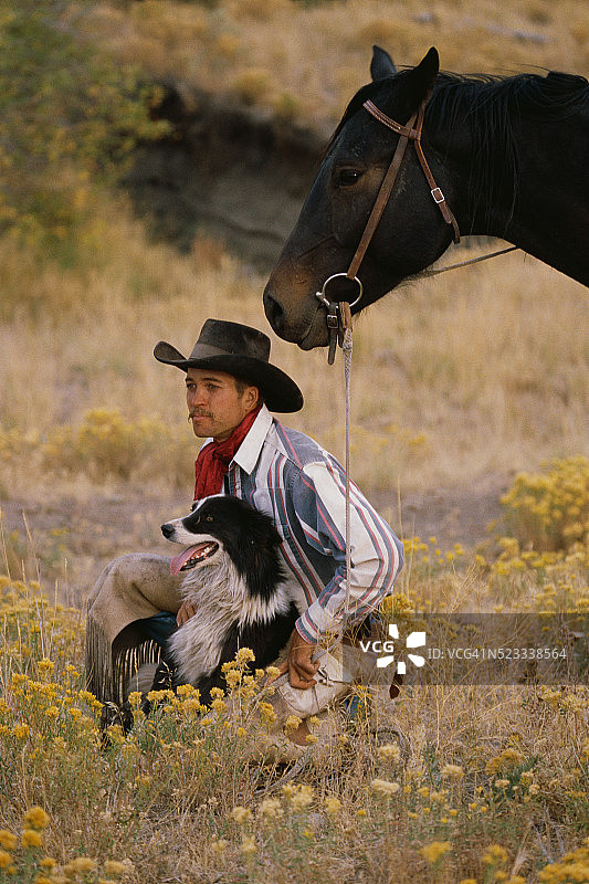 牛仔和他的狗和马图片素材