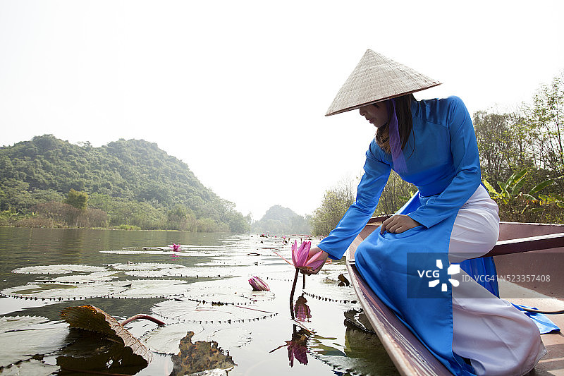 香水宝塔里的越南女人。河内。越南图片素材