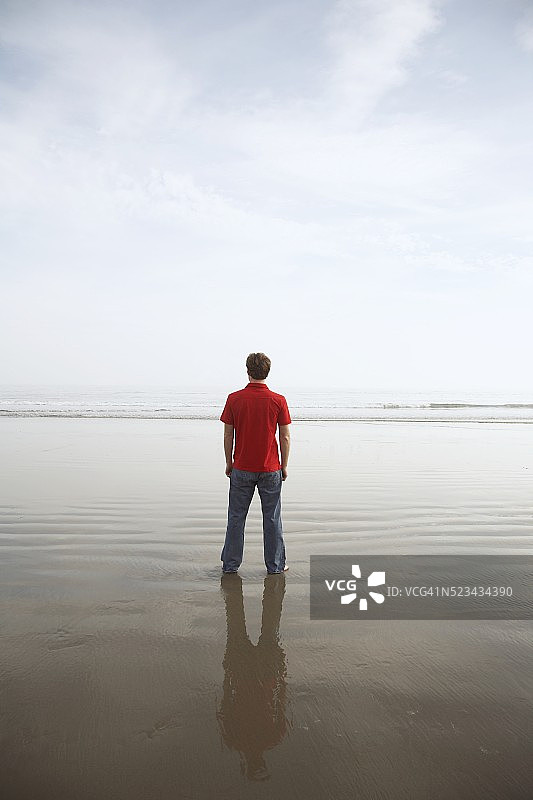 男人站在沙滩上图片素材