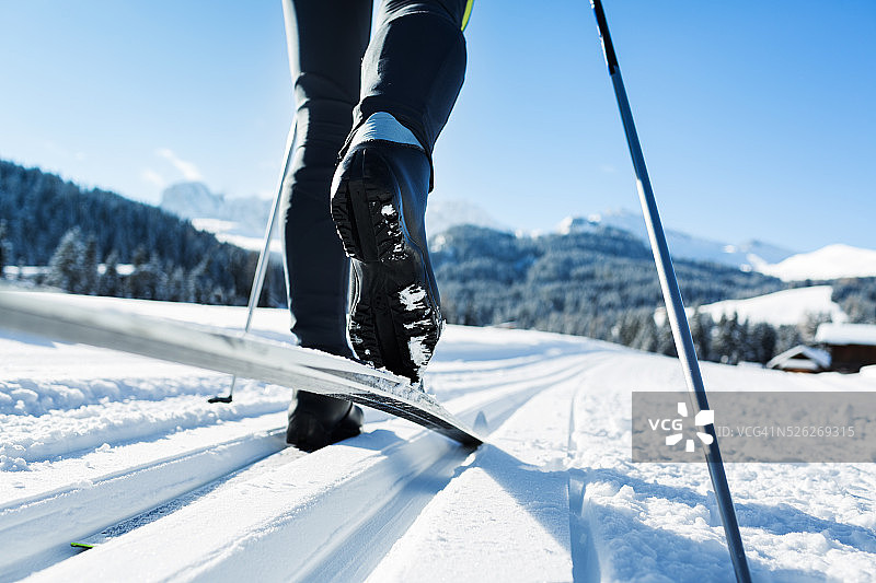 在欧洲阿尔卑斯山越野滑雪图片素材