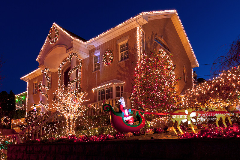 日落时分，纽约奢华的布鲁克林别墅挂着圣诞彩灯。图片素材