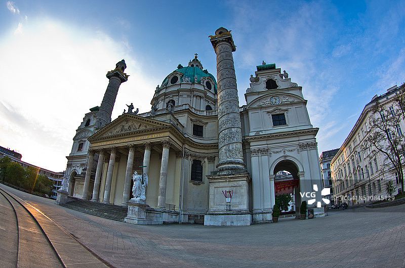 维也纳日出时的卡尔斯教堂或圣查尔斯教堂图片素材