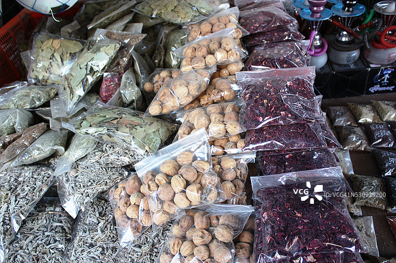 约旦香料市场上的木槿茶，肉豆蔻坚果，月桂叶图片素材