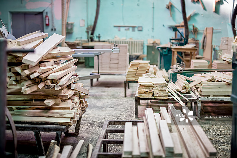 拥有木材储存和木材加工厂的家具工业工厂图片素材