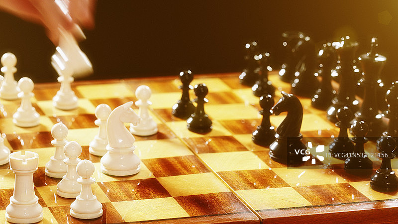 象棋手移动一个白色棋子的手图片素材