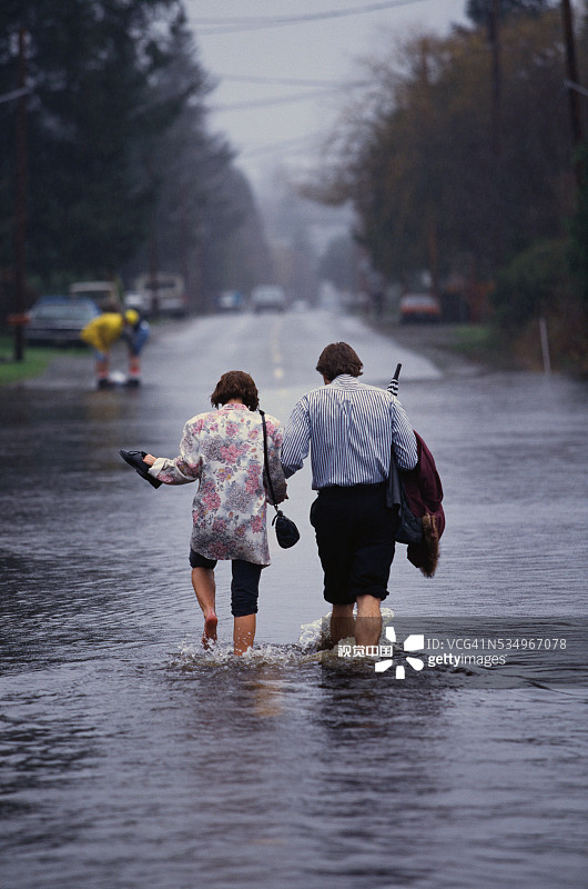 穿过被水淹没的街道图片素材