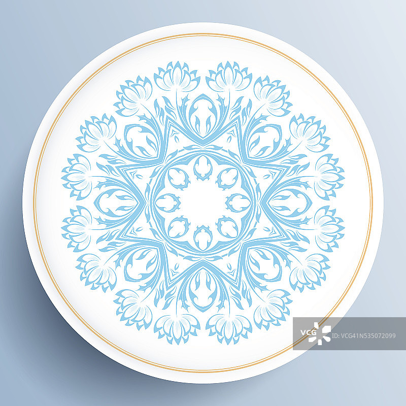 带有蓝色花卉装饰的白色盘子图片素材