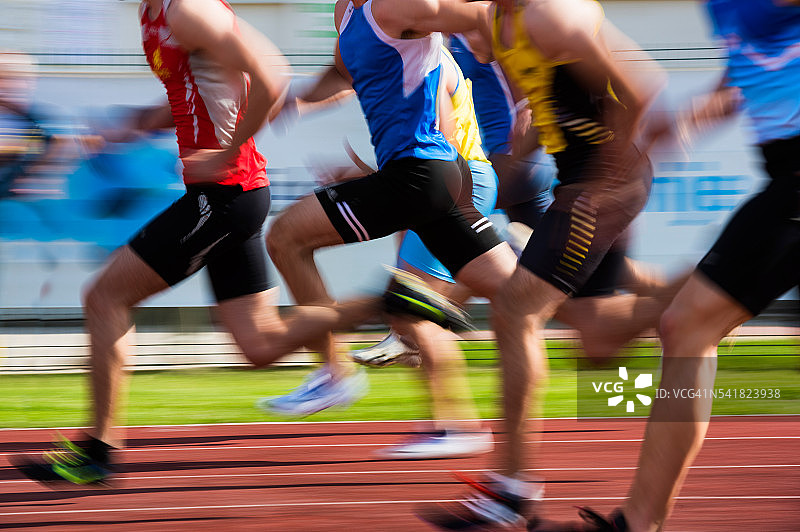 100米短跑的一组运动员图片素材