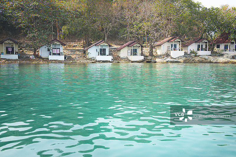 泰国沙梅岛，水边的传统小屋图片素材