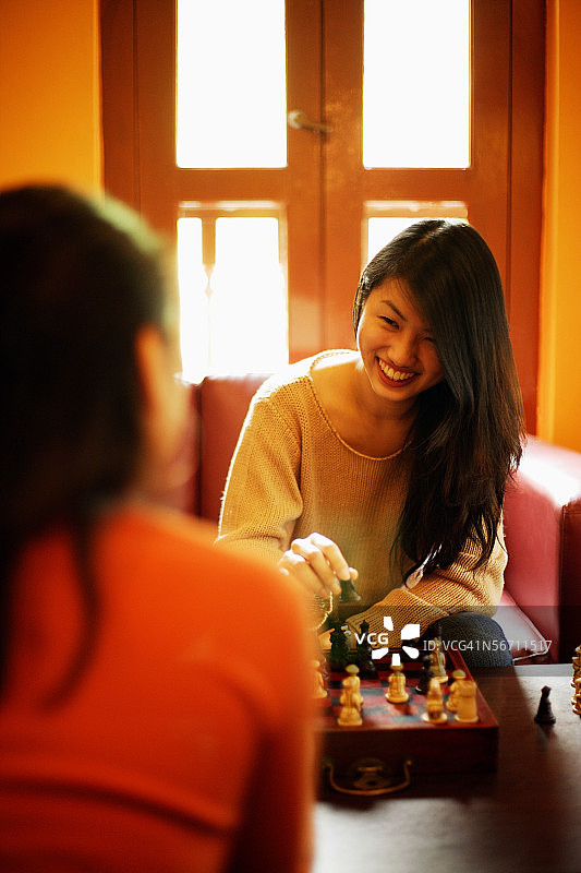 两个年轻女子在下棋图片素材