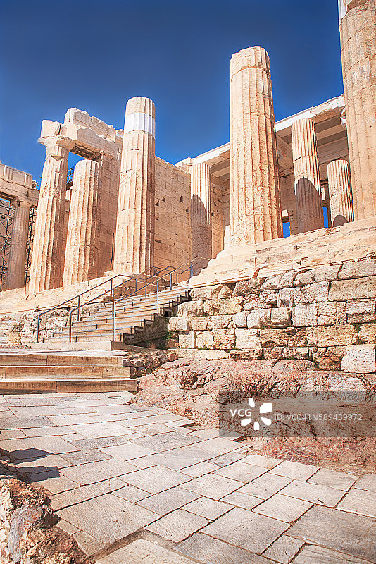 希腊卫城的柱体在蓝天背景下图片素材
