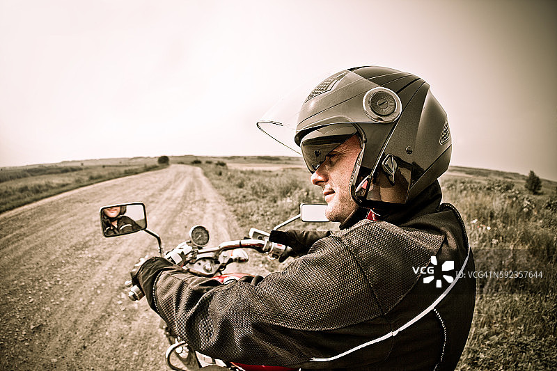 乡村公路上骑摩托车的人图片素材