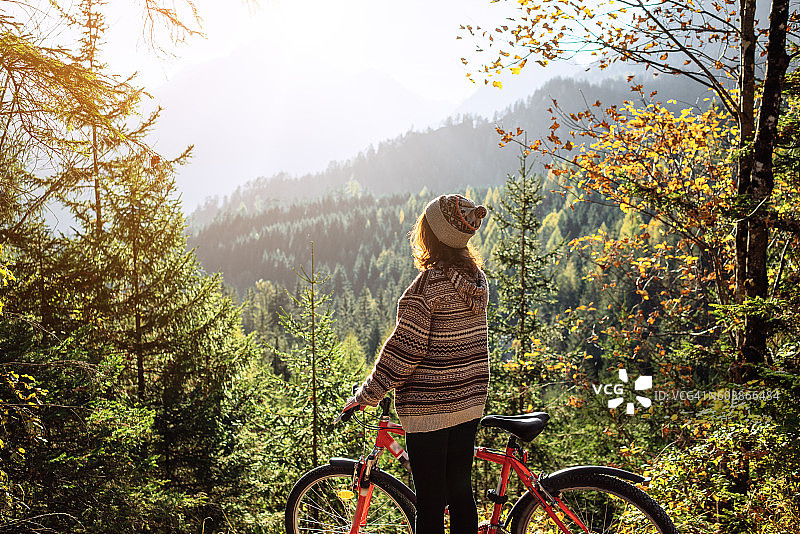 森林里骑自行车的女人图片素材
