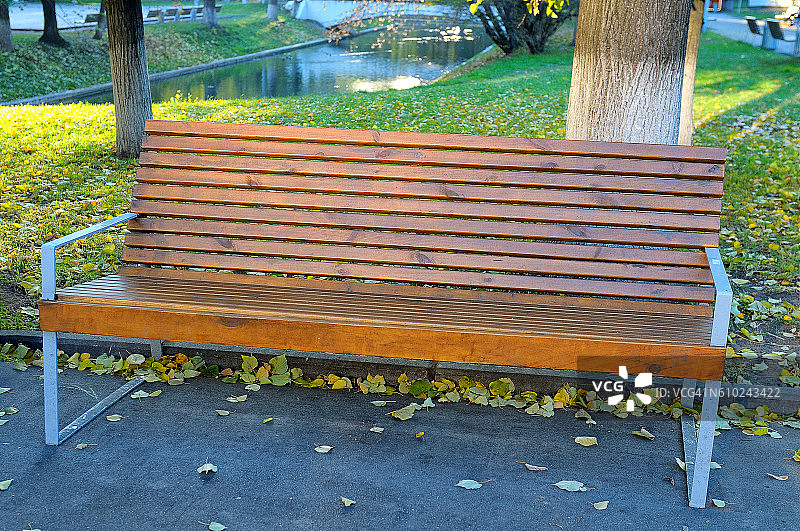 秋天公园里的木凳图片素材