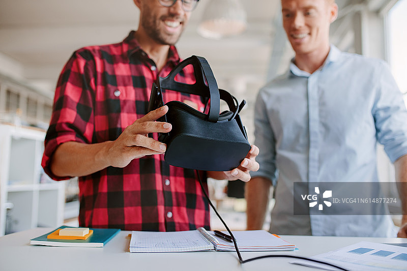 两个人在办公室里戴着虚拟现实眼镜图片素材