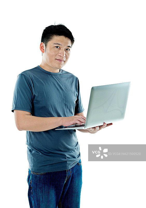 年轻的亚洲人拿着笔记本电脑图片素材