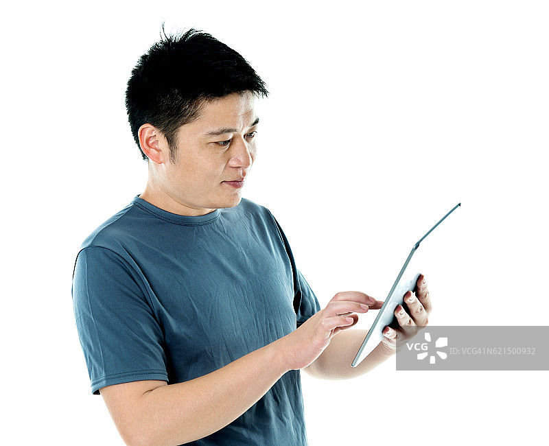 年轻人在用数码平板电脑图片素材