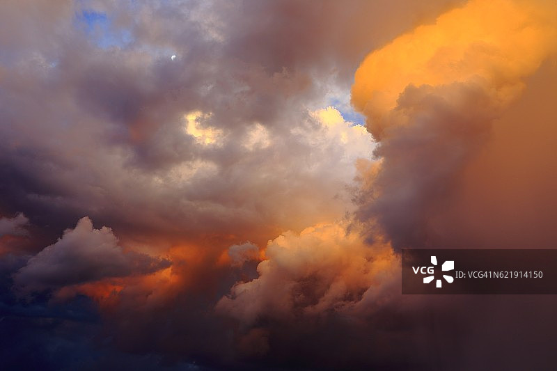 梦幻般的天空云天堂:戏剧性的云景观风暴令人印象深刻的日落图片素材