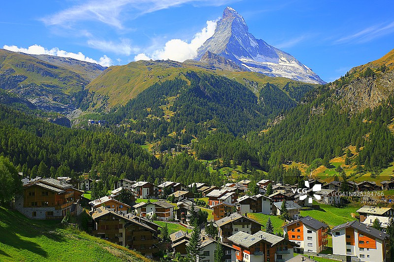 马特洪峰上泽马特阿尔卑斯村瑞士小木屋全景，瑞士阿尔卑斯山图片素材